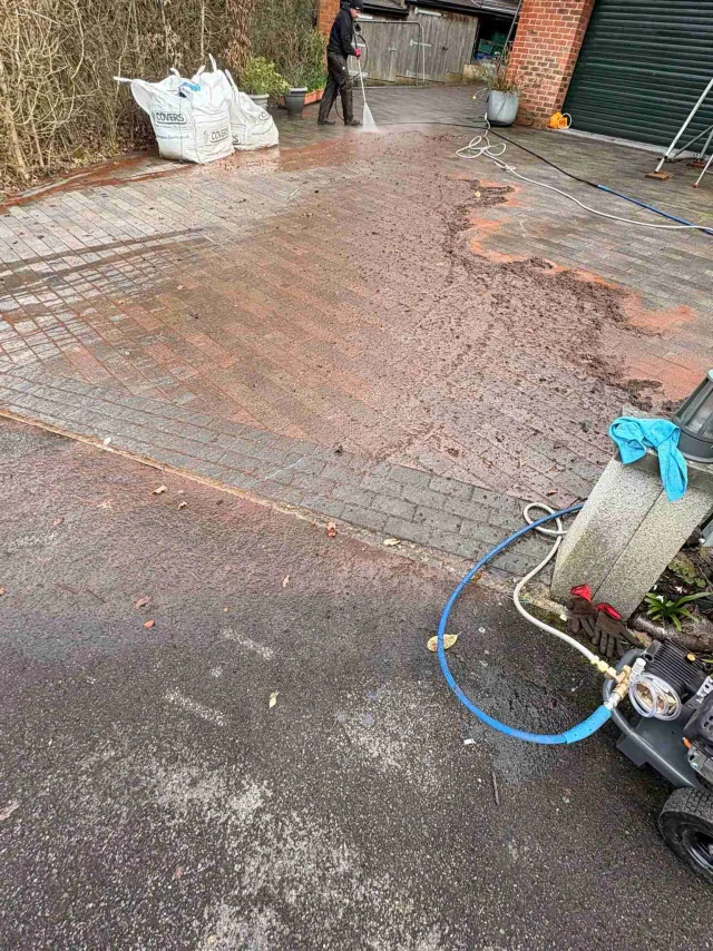 Cleaning a tiled roof