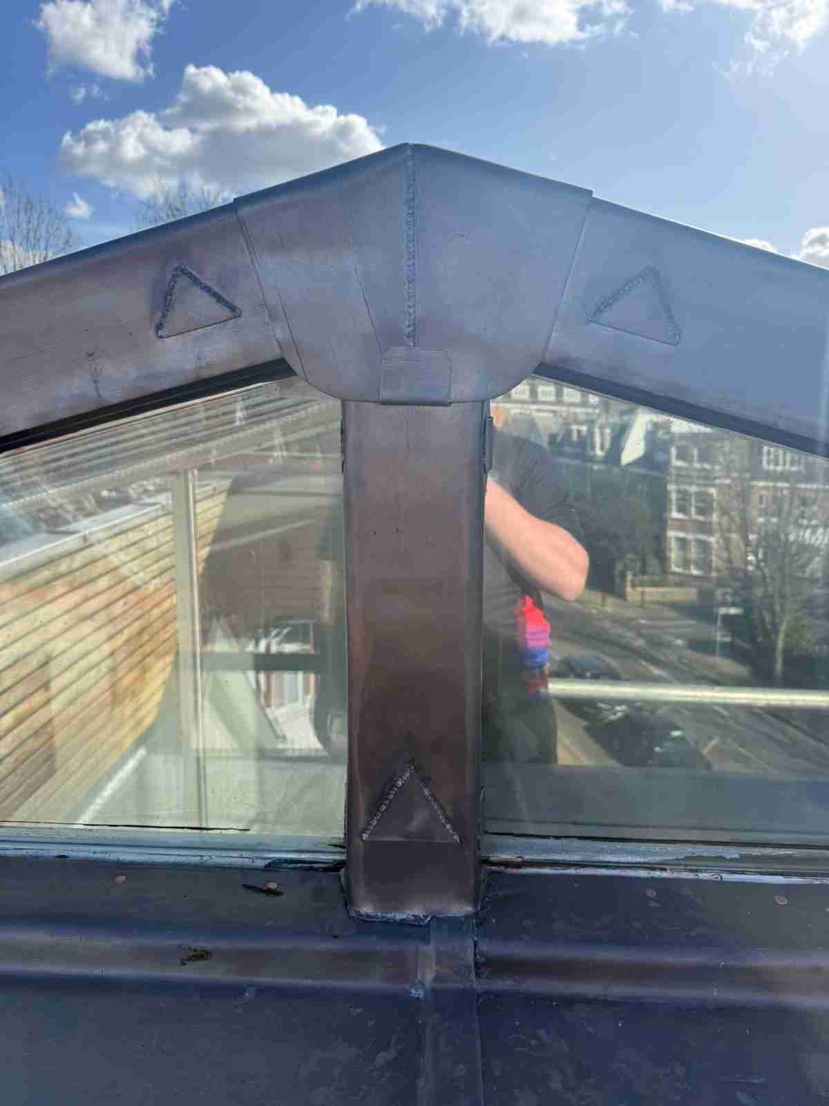 Flat roof edge and gutter