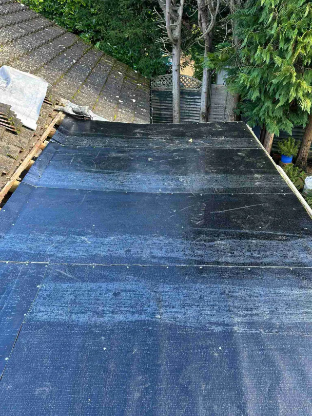 Roofing felt along a flat roof edge