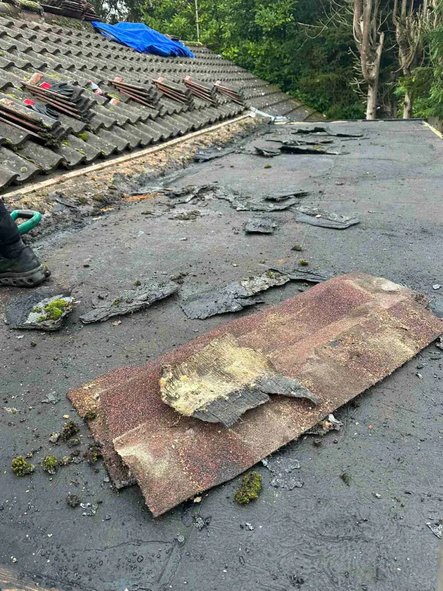 Roofing felt along a flat roof edge