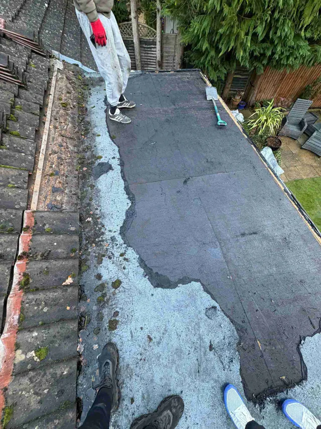Roofing felt along a flat roof edge