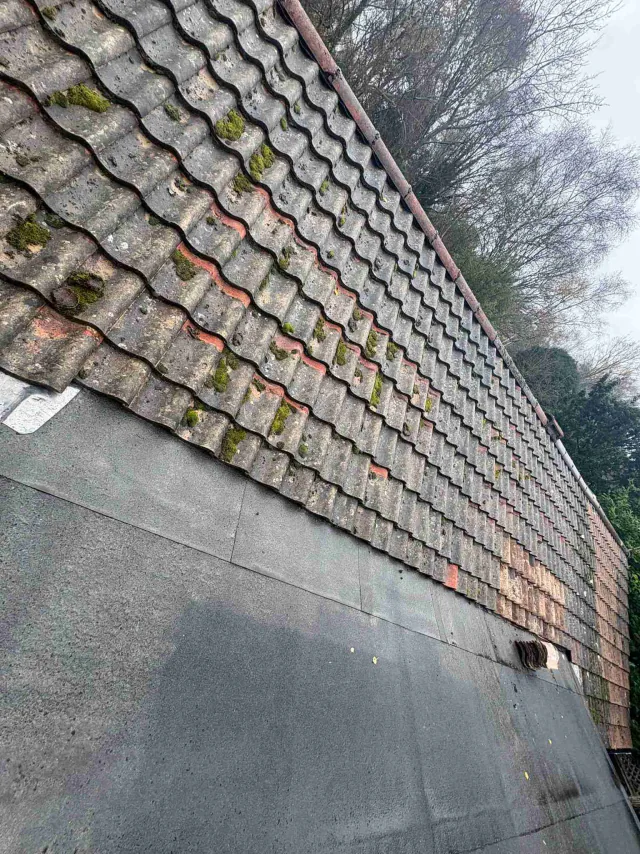 Roofing felt along a flat roof edge