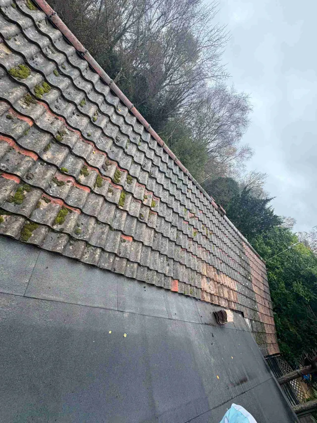 Roofing felt along a flat roof edge