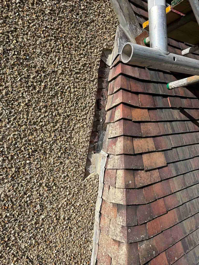 Tiled roof with ridge tiles